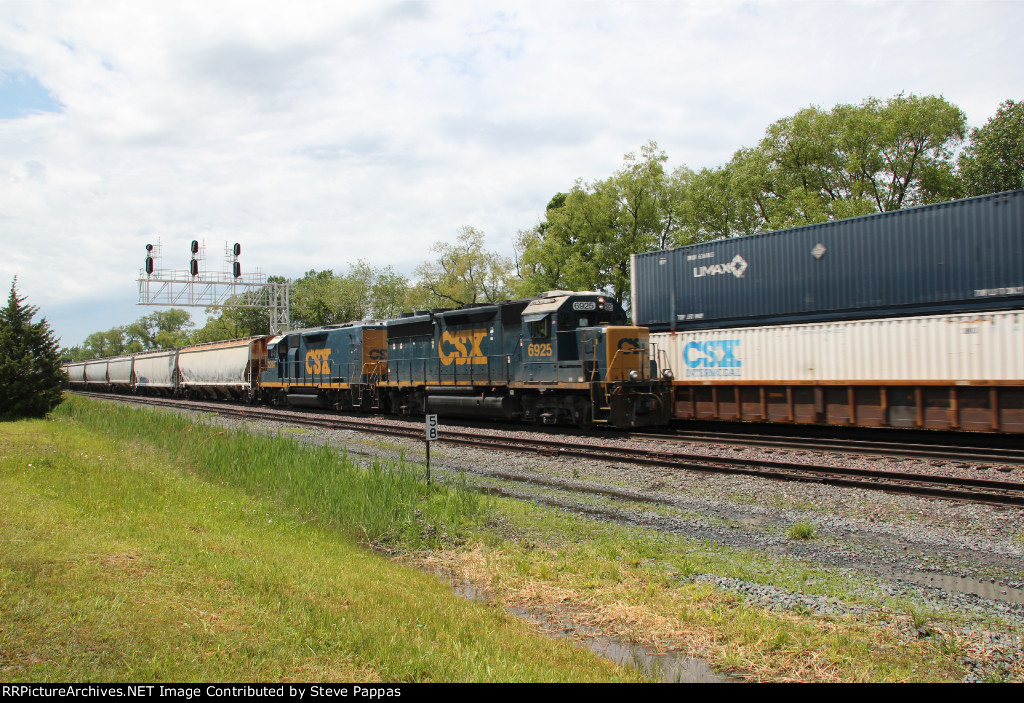 CSX GP40 6925 takes a train east through Westfield New York